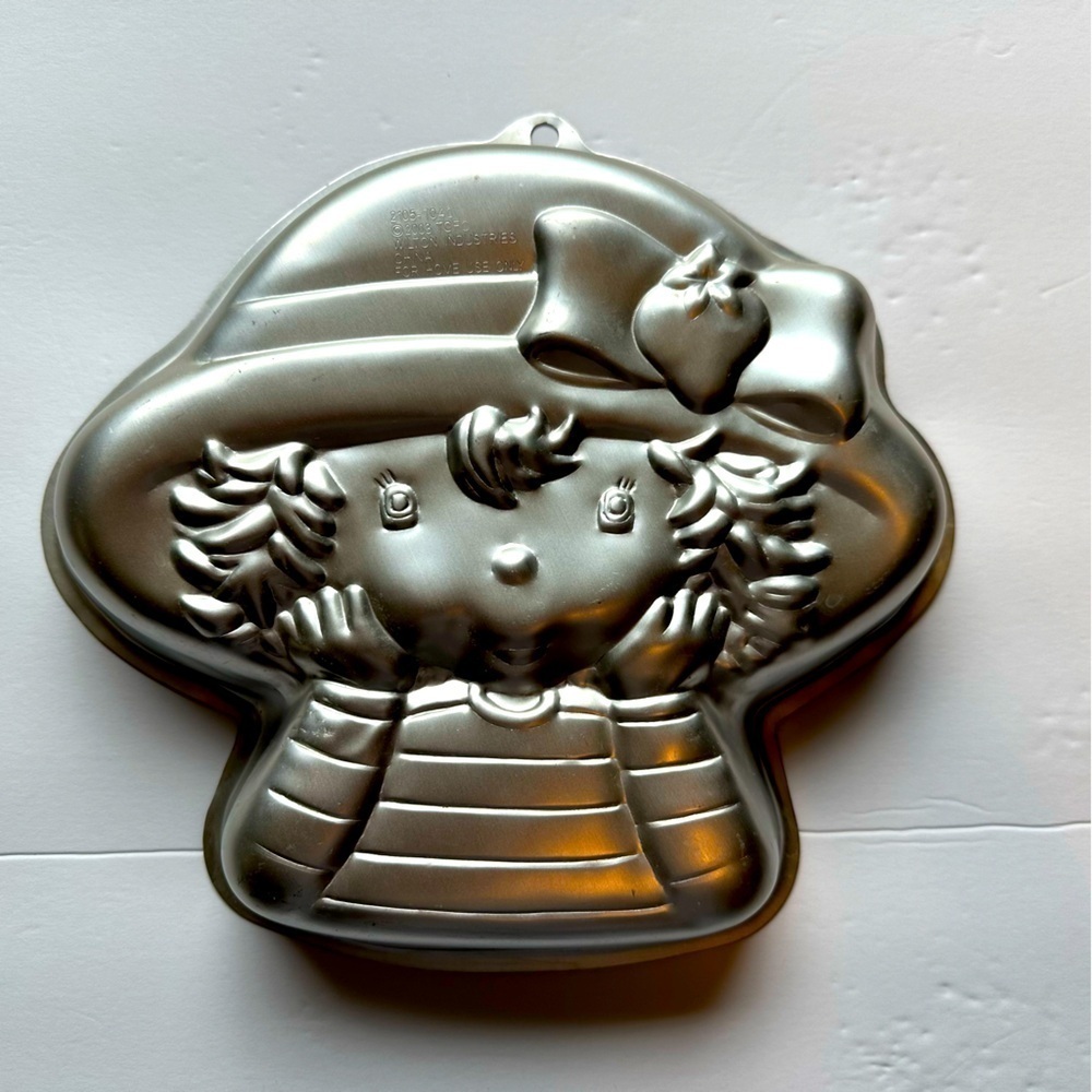 Wilton Vintage Strawberry Shortcake Character Cake Pan 2003 Approx 12”x11”x2”